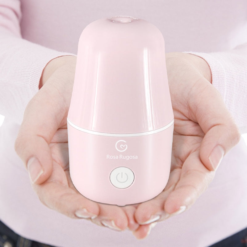 Manos sujetando vaso esterilizador eléctrico
