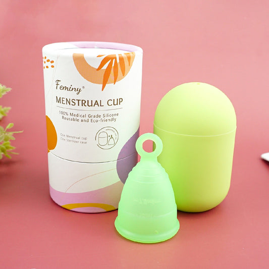 Copa menstrual y vaso esterilizador verde